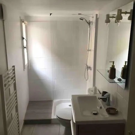 Studio Avec Terrasse * Nîmes